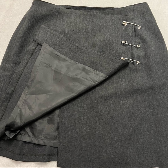 VINTAGE 90’s Safety Pin Mini Skirt 🧷 - Picture 5 of 10
